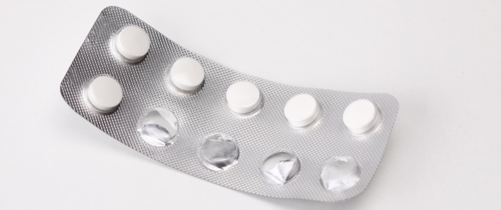 Weiße Tabletten in einer Blisterverpackung
