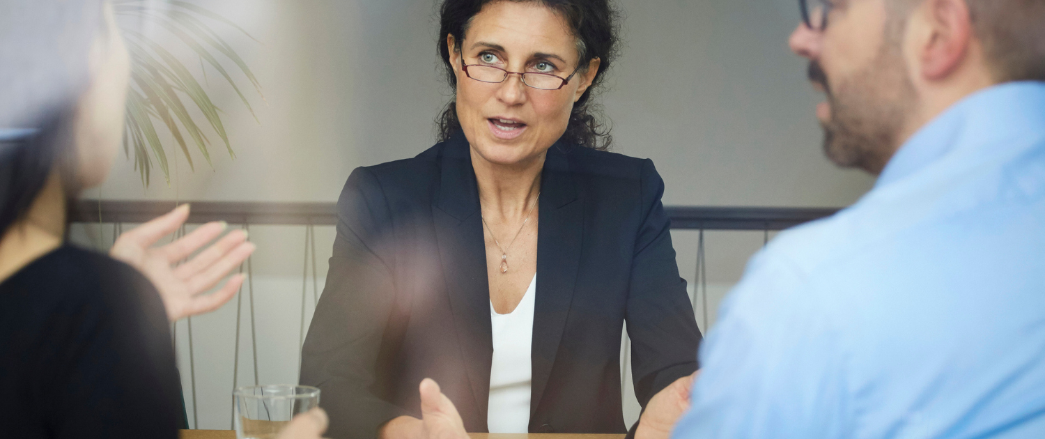 Drei Personen beraten sich