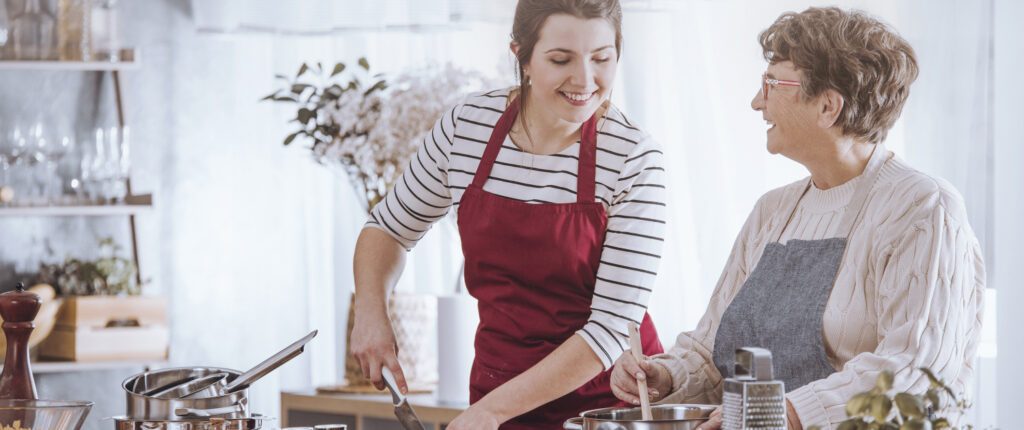 Zwei Frauen kochen gemeinsam