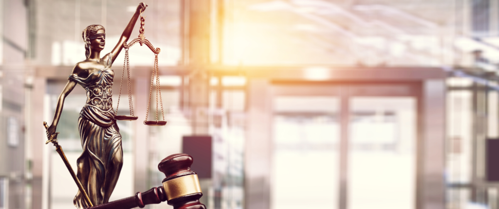 Eine Justitia-Statue mit Schwert und Waage