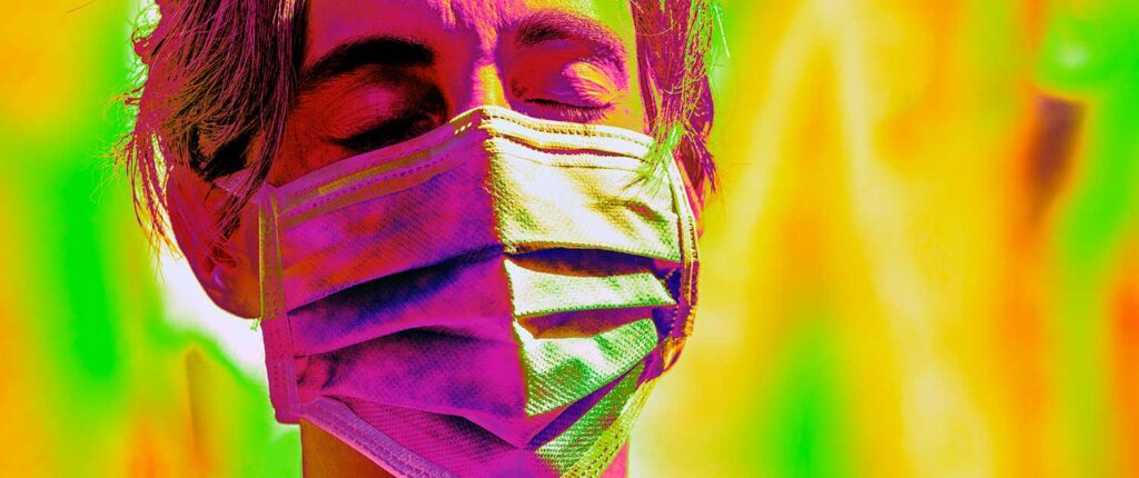 Ein Mann mit Mundschutz