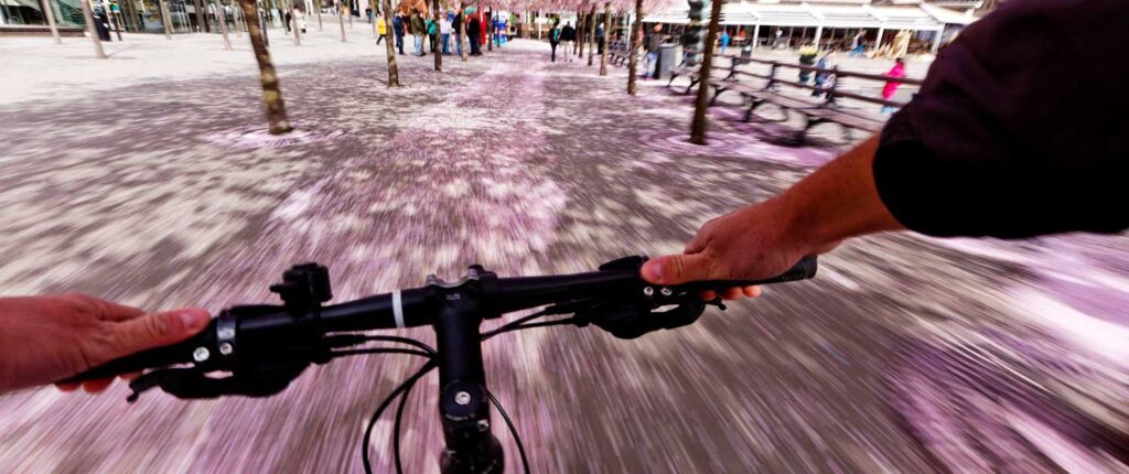 Ein Mann fährt Fahrrad