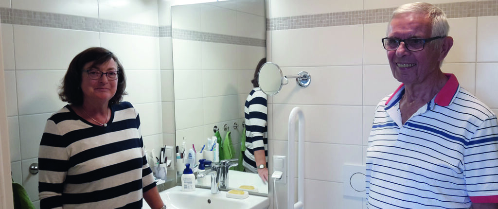 Zwei Personen im Badezimmer