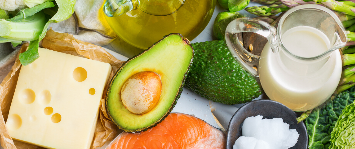 Ein mit gesund aussehenden Lebensmitteln gespickter Tisch