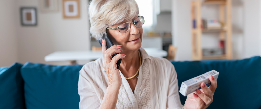 Ältere Frau am Telefon