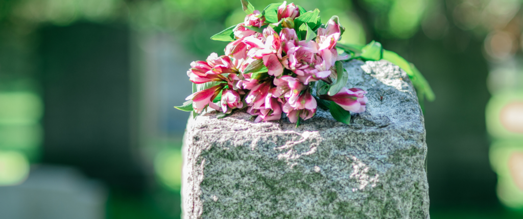 Grabstein mit Blumengesteck