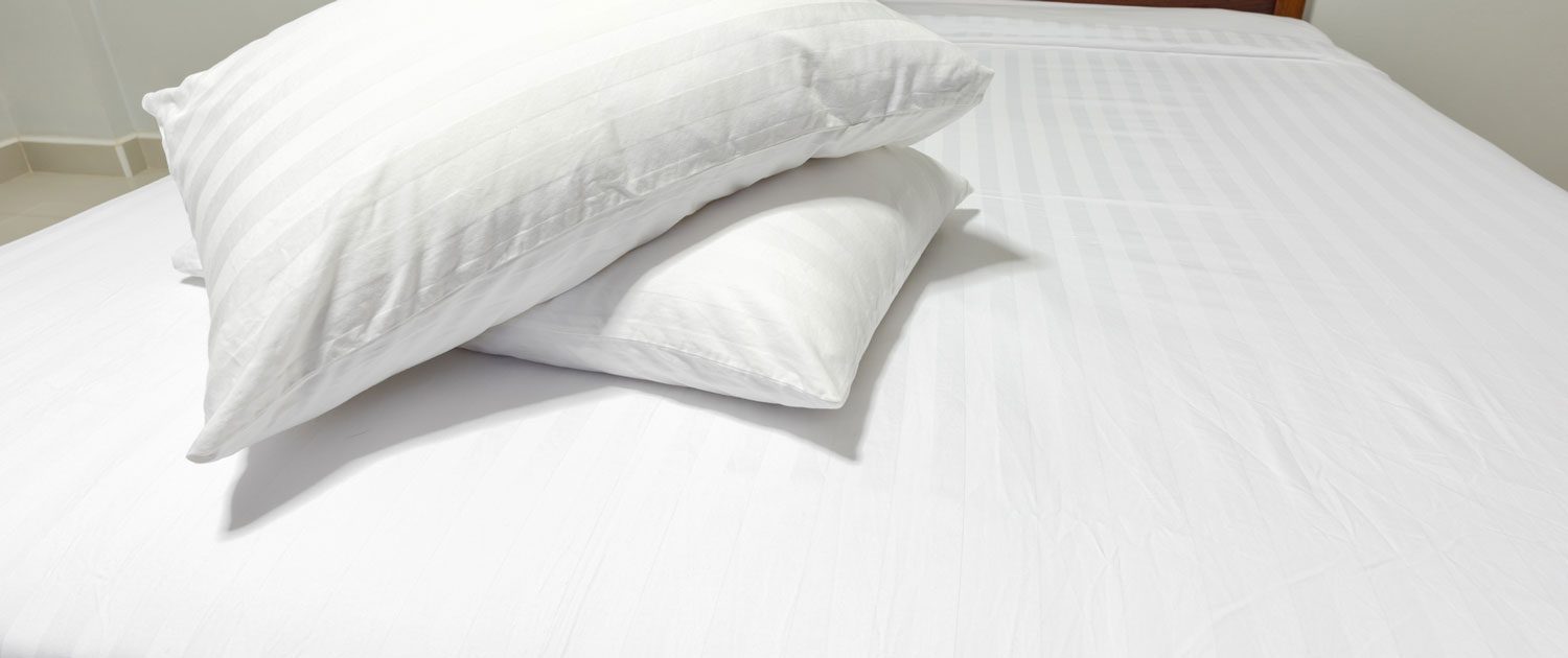 Kissen auf einem Bett