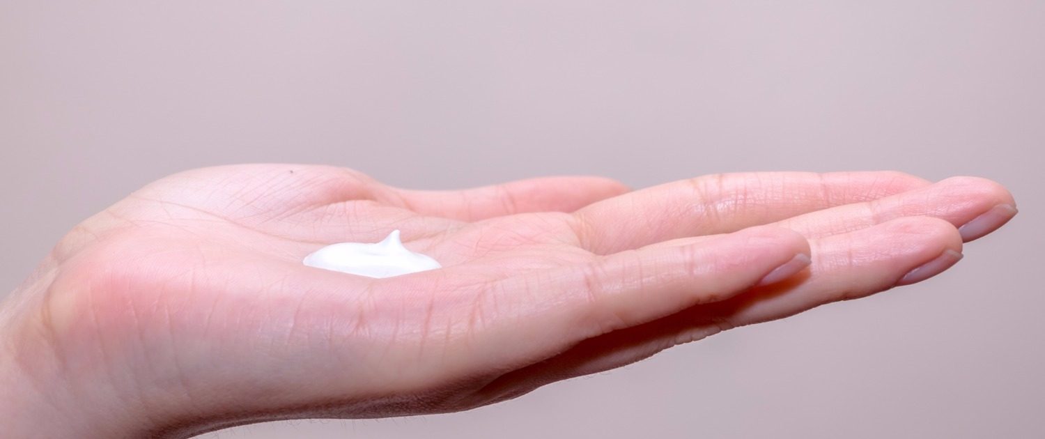Lotion auf einer Handfläche
