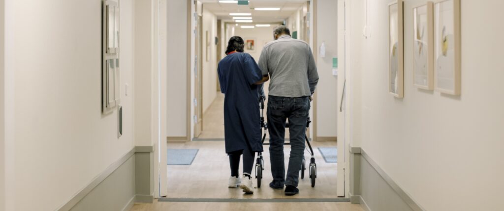 Ein Mann mit Rollator im Krankenhaus