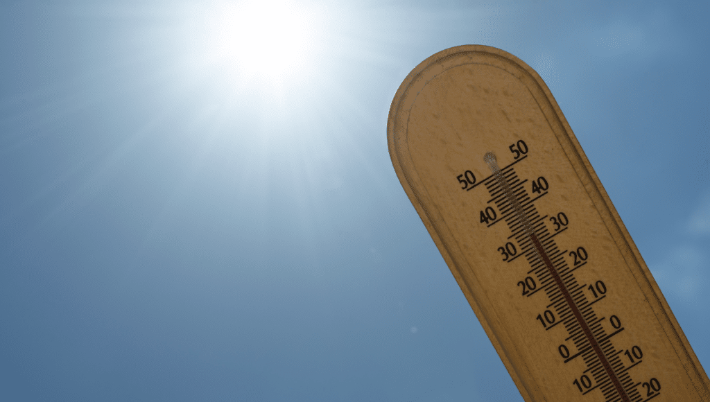 Ein Thermometer in der prallen Sonne, das mehr als 30 Grad anzeigt.