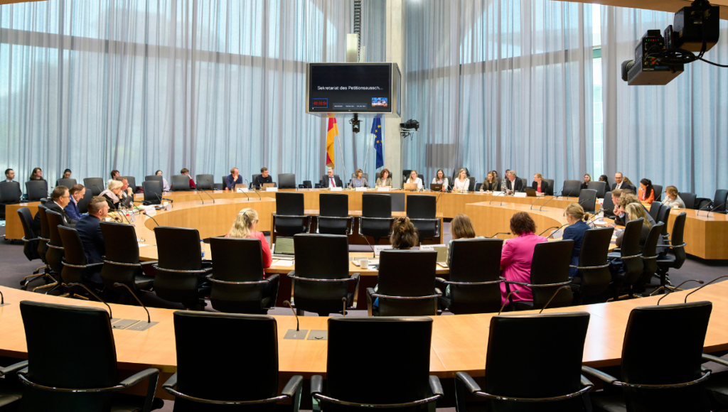 Blick in den Sitzungssaal während einer Sitzung des Petitionsausschusses des Deutschen Bundestags im August 2023.