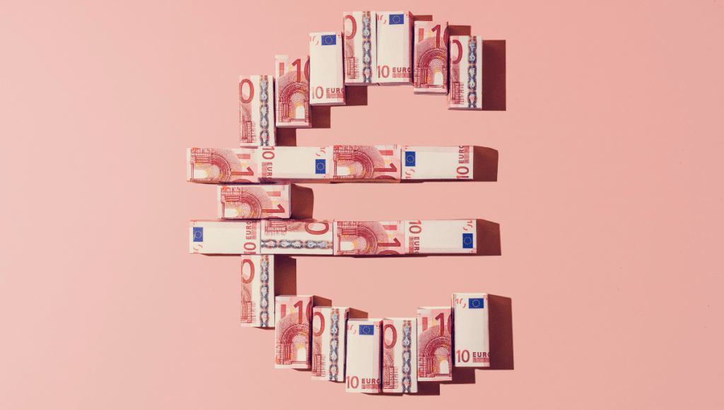 Ein Eurozeichen geformt aus 10-Euro-Scheinen