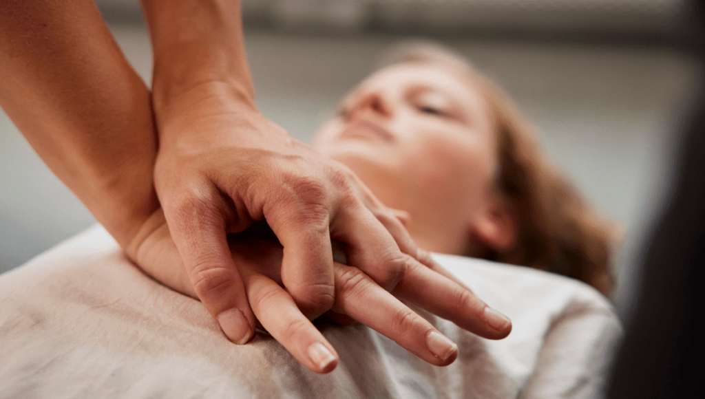 Eine Person führt eine Herzdruckmassage aus.