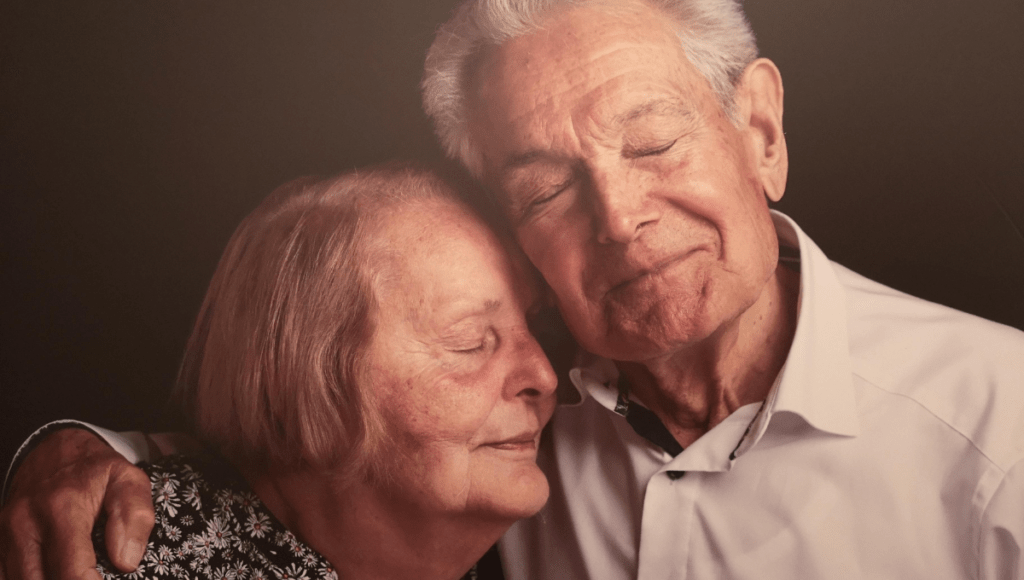Ein Porträt voller Zufriedenheit des Ehepaars Reinhardt, das beim Fotoprojekt "Das Leuchten des Alters" entstand.